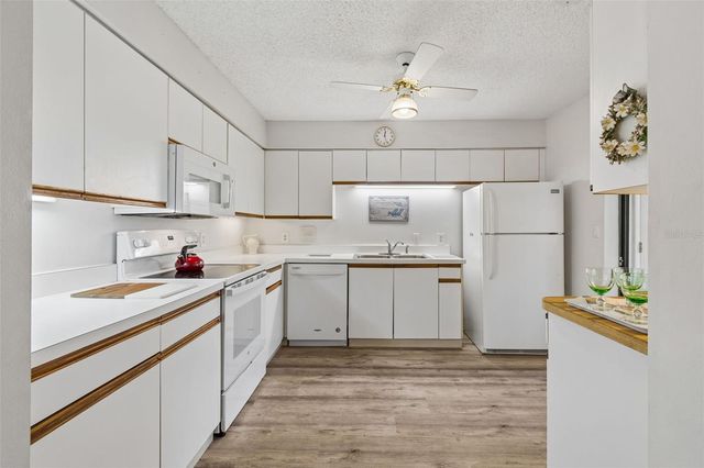 6067 FAIRWAY LANE 1413, Bradenton, FL 34210