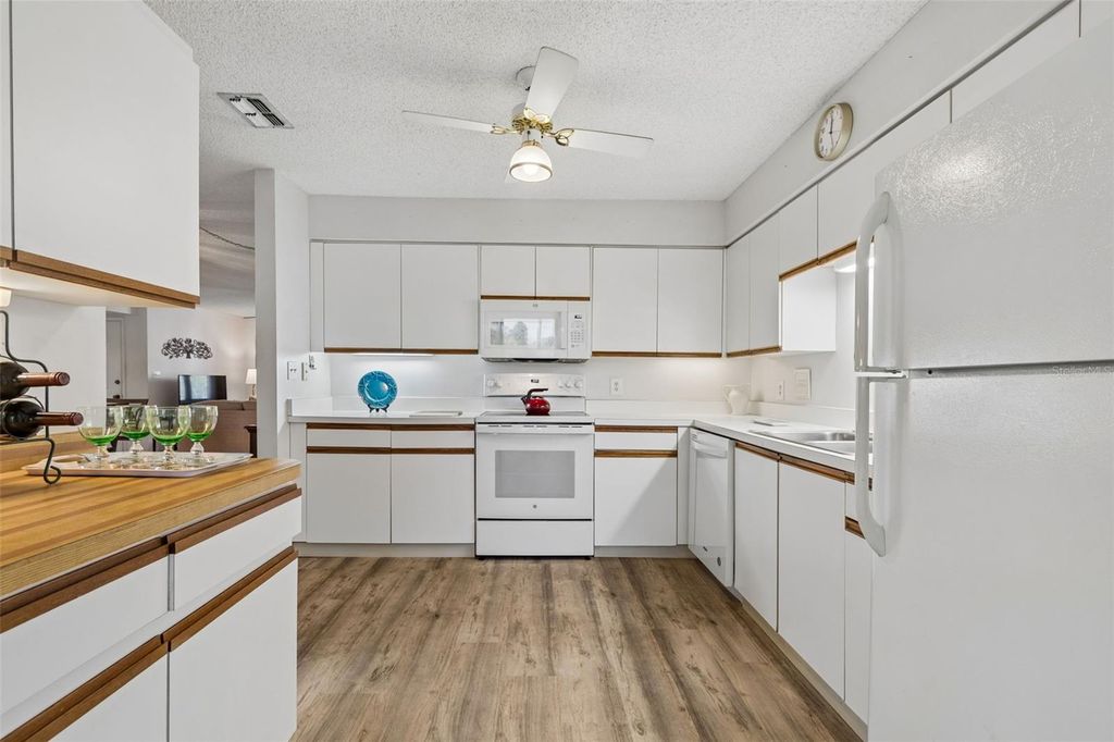 Image 10 of property listing at 6067 FAIRWAY LANE 1413, Bradenton, FL 34210