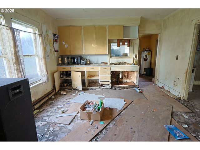 96312 SHUTTERS CREEK Ln, North Bend, OR 97459