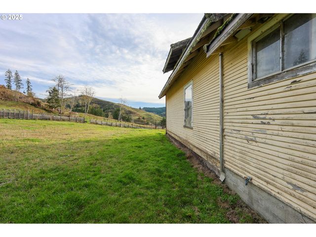 96312 SHUTTERS CREEK Ln, North Bend, OR 97459