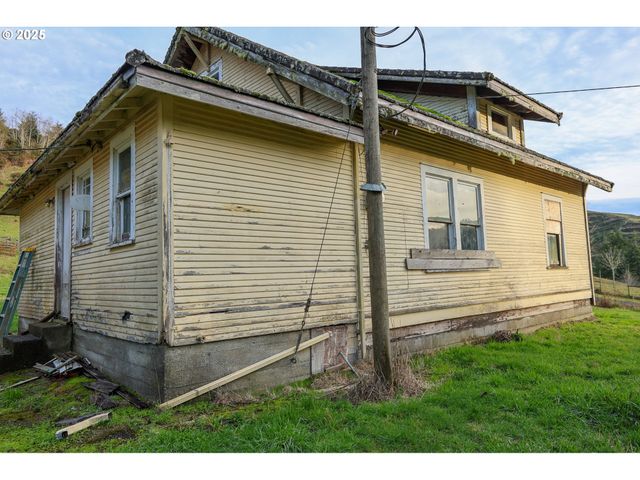 96312 SHUTTERS CREEK Ln, North Bend, OR 97459