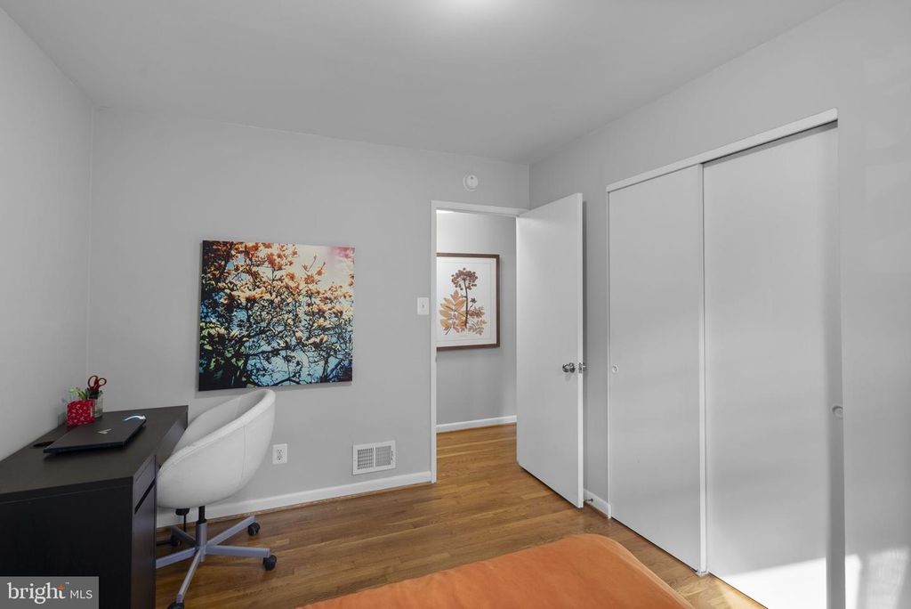 Image 12 of property listing at 11111 SCHUYLKILL RD, Rockville, MD 20852