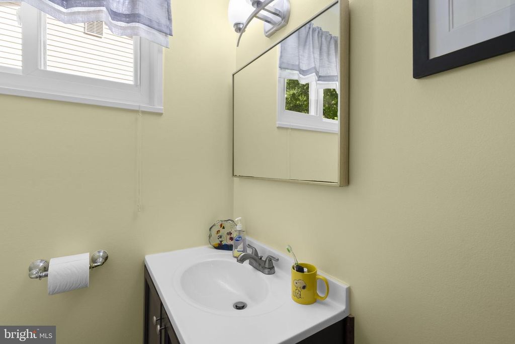 Image 16 of property listing at 11111 SCHUYLKILL RD, Rockville, MD 20852