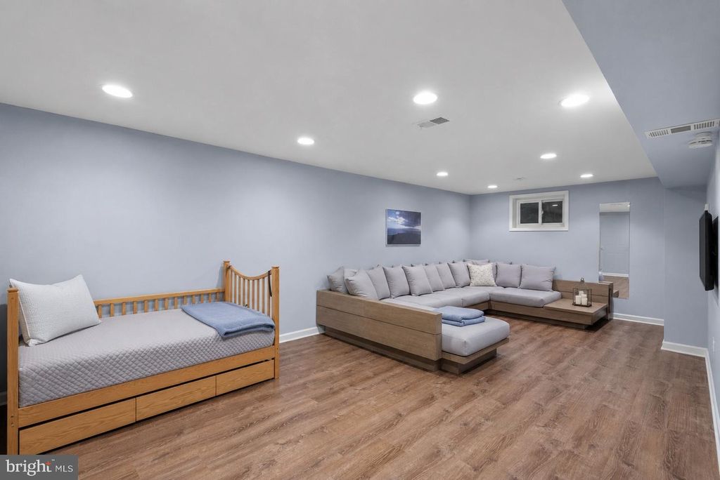 Image 17 of property listing at 11111 SCHUYLKILL RD, Rockville, MD 20852