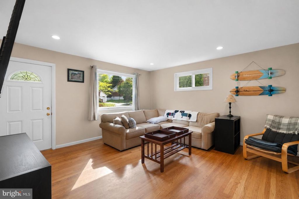 Image 4 of property listing at 11111 SCHUYLKILL RD, Rockville, MD 20852
