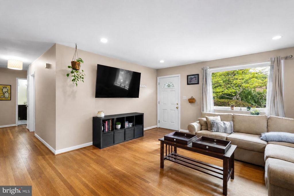 Image 5 of property listing at 11111 SCHUYLKILL RD, Rockville, MD 20852