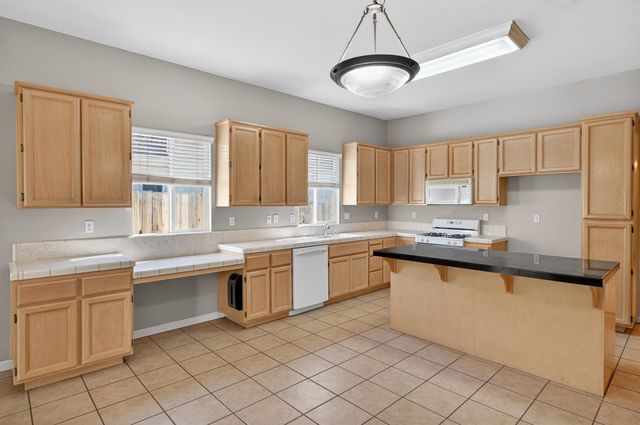 9795 W Taron Dr, Elk Grove, CA 95757