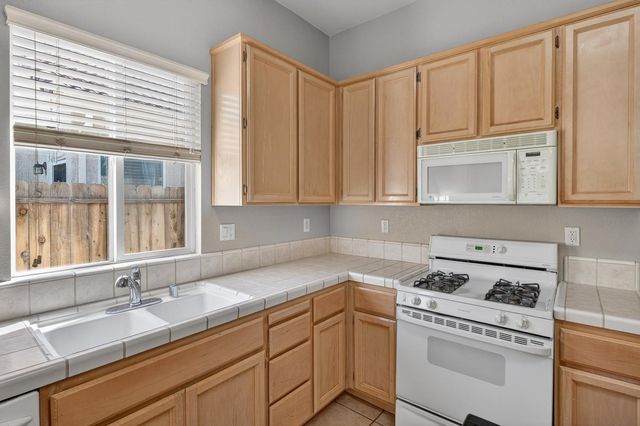 9795 W Taron Dr, Elk Grove, CA 95757