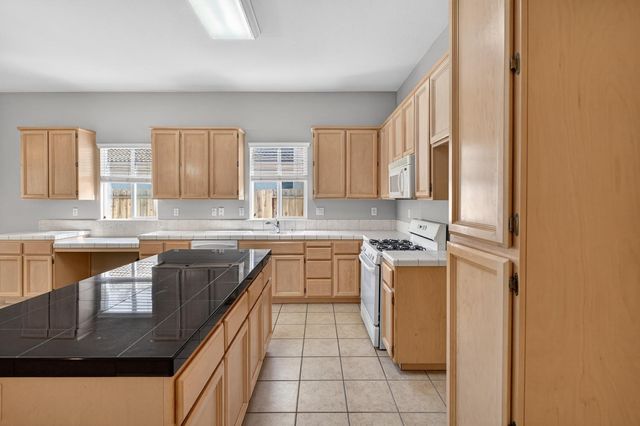 9795 W Taron Dr, Elk Grove, CA 95757