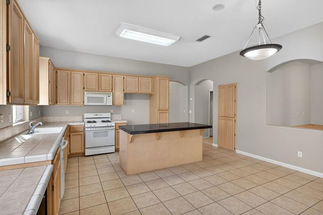 9795 W Taron Dr, Elk Grove, CA 95757