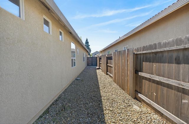 9795 W Taron Dr, Elk Grove, CA 95757