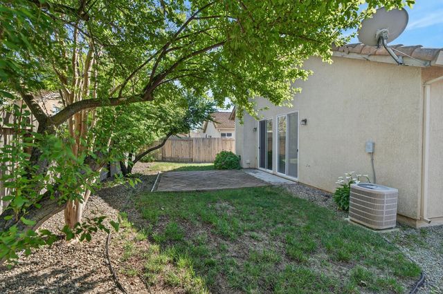 9795 W Taron Dr, Elk Grove, CA 95757