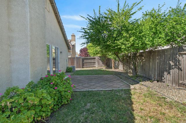 9795 W Taron Dr, Elk Grove, CA 95757