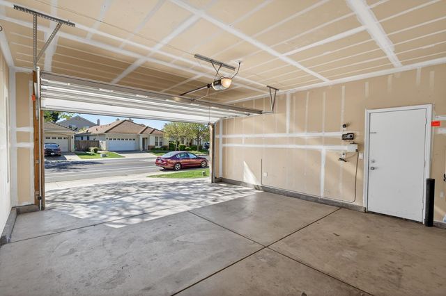 9795 W Taron Dr, Elk Grove, CA 95757