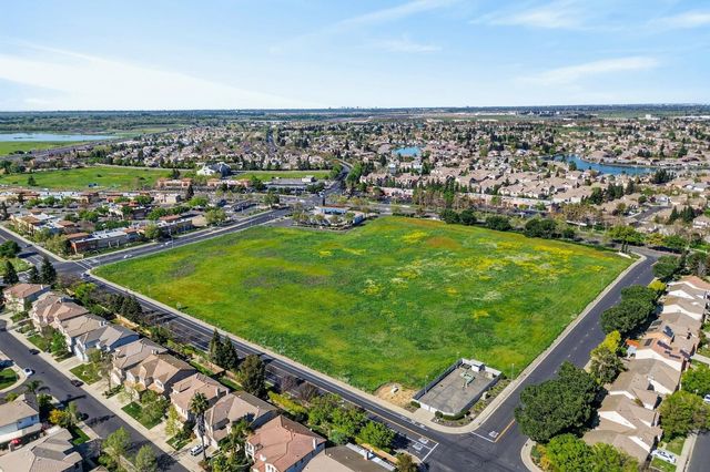 9795 W Taron Dr, Elk Grove, CA 95757