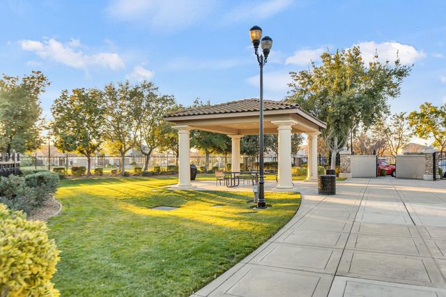 9795 W Taron Dr, Elk Grove, CA 95757