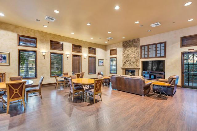 9795 W Taron Dr, Elk Grove, CA 95757