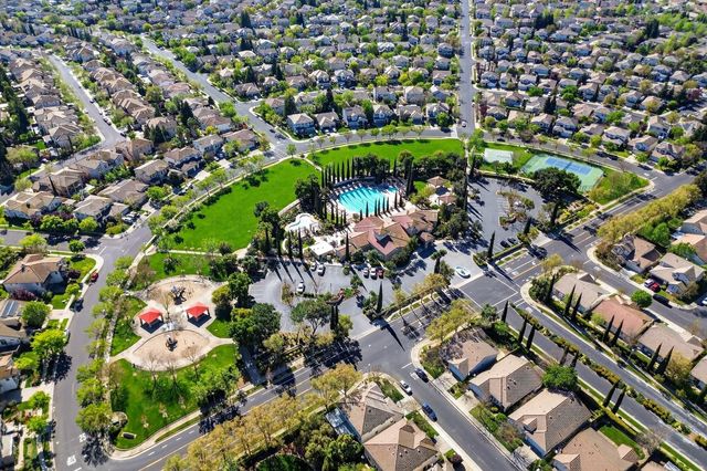 9795 W Taron Dr, Elk Grove, CA 95757