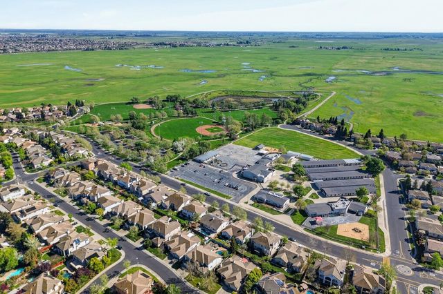 9795 W Taron Dr, Elk Grove, CA 95757