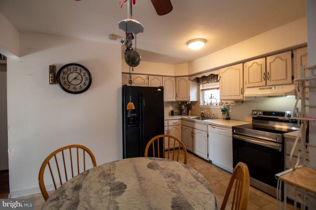 421 VILLAGE LN, Pottstown, PA 19464