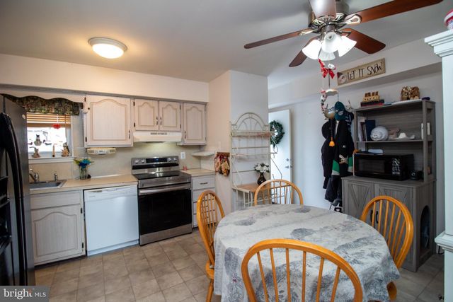 421 VILLAGE LN, Pottstown, PA 19464