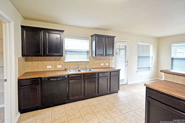 2121 SINCLAIR DR, New Braunfels, TX 78130