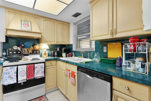 15104 SANDALWOOD DRIVE 104, Wildwood, FL 34785