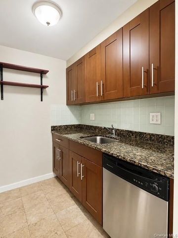 60-70 Woodhaven Boulevard 4I, Elmhurst, NY 11373