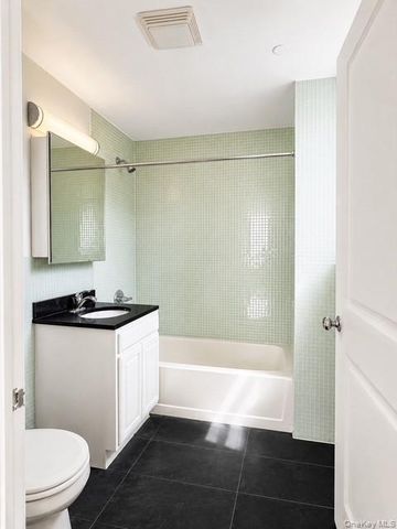 60-70 Woodhaven Boulevard 4I, Elmhurst, NY 11373