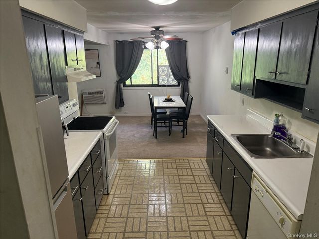 10 Oakwood Terrace 65, New Windsor, NY 12553