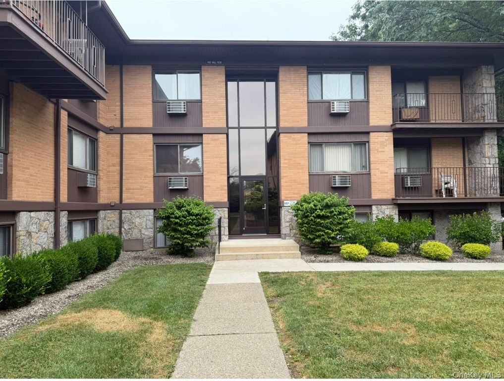10 Oakwood Terrace 65, New Windsor, NY 12553