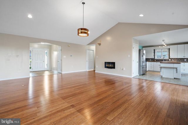 39 TORREY PINES CT, Charles Town, WV 25414