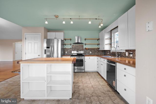 39 TORREY PINES CT, Charles Town, WV 25414