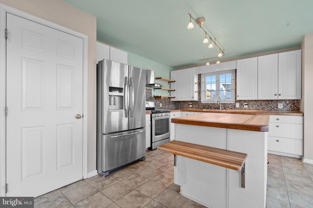 39 TORREY PINES CT, Charles Town, WV 25414