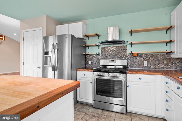 39 TORREY PINES CT, Charles Town, WV 25414