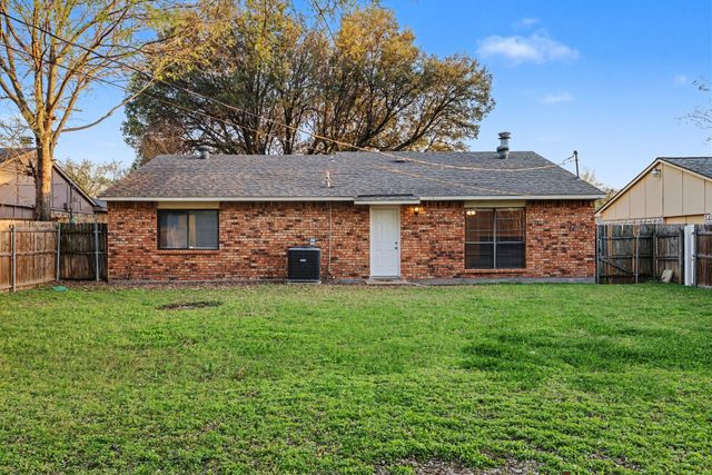 7427 Sandhurst Lane N, North Richland Hills, TX 76182