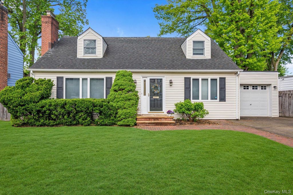 15 Purdue Road, Glen Cove, NY 11542