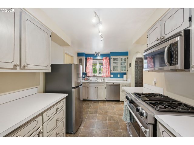 1665 ADKINS St, Eugene, OR 97401