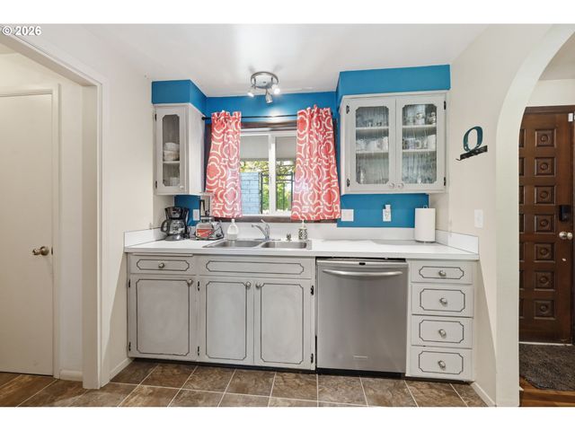 1665 ADKINS St, Eugene, OR 97401