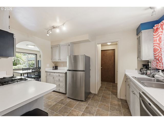 1665 ADKINS St, Eugene, OR 97401