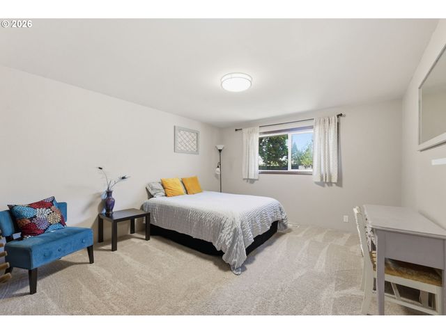 1665 ADKINS St, Eugene, OR 97401