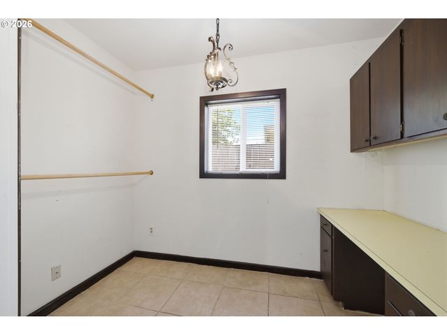 1665 ADKINS St, Eugene, OR 97401