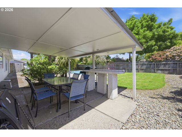 1665 ADKINS St, Eugene, OR 97401