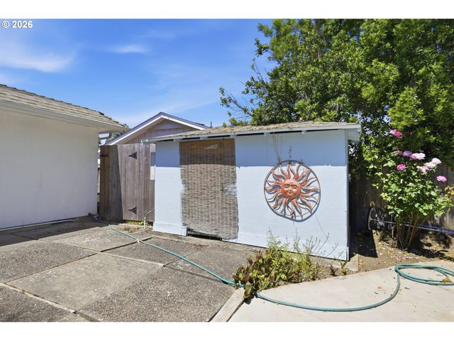 1665 ADKINS St, Eugene, OR 97401