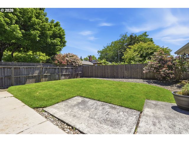 1665 ADKINS St, Eugene, OR 97401