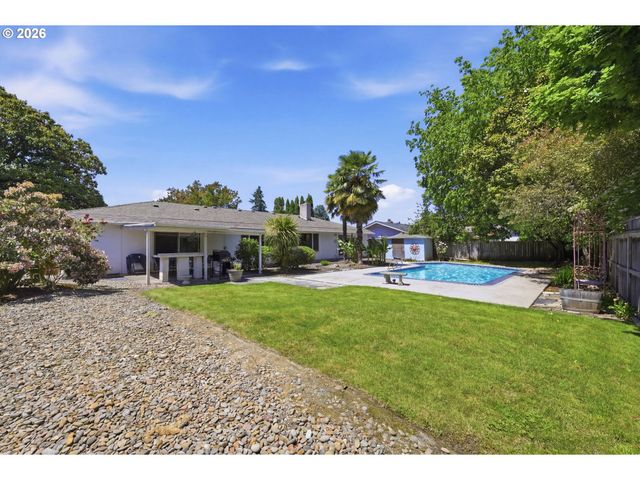 1665 ADKINS St, Eugene, OR 97401