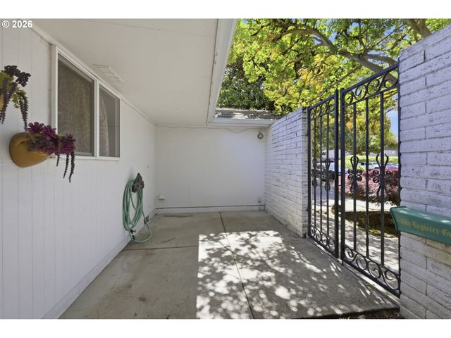 1665 ADKINS St, Eugene, OR 97401