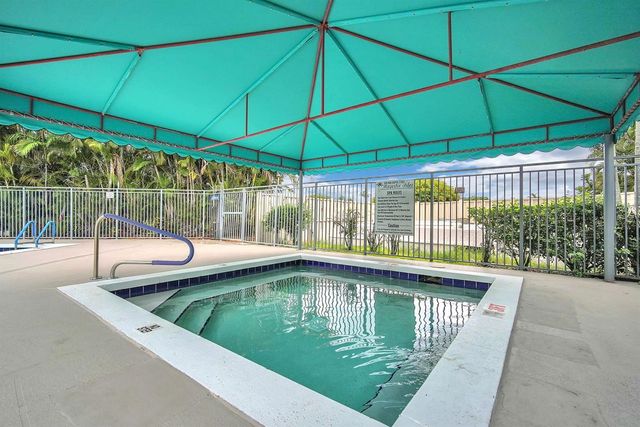 10788 Royal Caribbean Circle, Boynton Beach, FL 33437