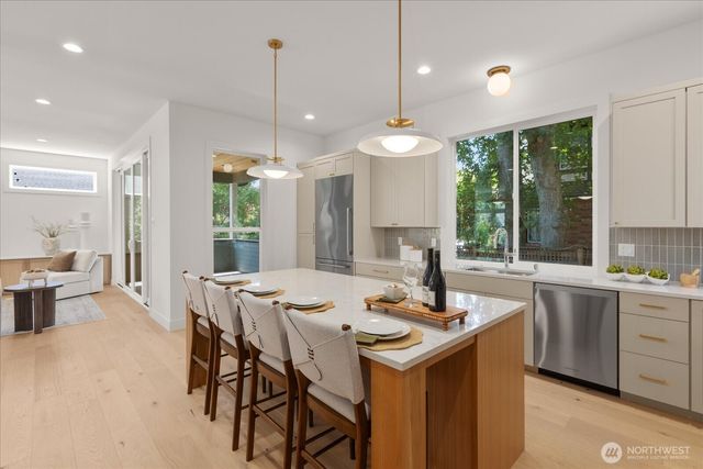 5739 25th Avenue NE, Seattle, WA 98105