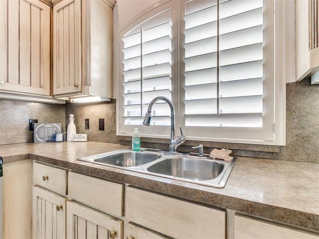 1041 Cambridge Court, Moore, OK 73160